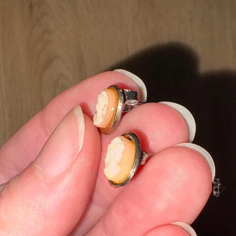 Elegant Cameo Stud Earrings - Picture 4 of 6